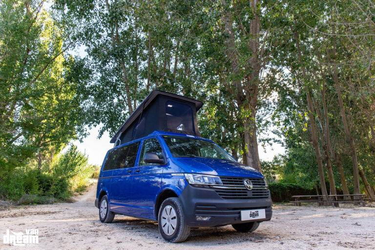 Vista frontal de una Volkswagen T6.1 Caravelle con techo elevable BRAM abierto, mostrando la elevación del techo desde la parte delantera del vehículo.
