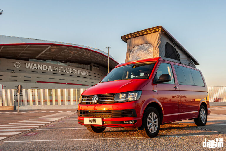 Furgoneta camper roja con techo elevable Reimo abierto, instalación realizada por Van Dream Madrid