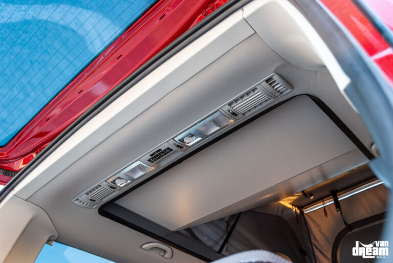 Reubicación del climatizador original en el maletero de una Volkswagen T6 Multivan con techo elevable Reimo.