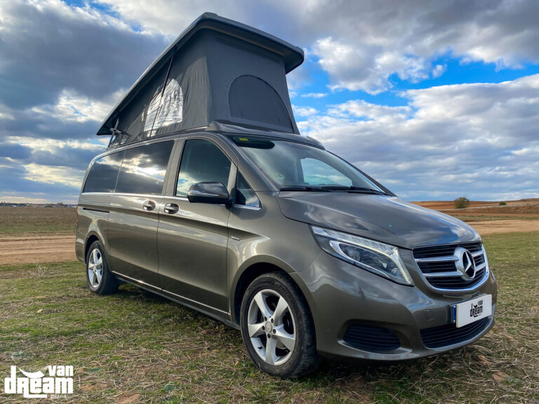 Vista lateral de una Mercedes-Benz Clase V L2 con techo elevable SCA abierto, mostrando la elevación y la integración del techo sobre la carrocería.