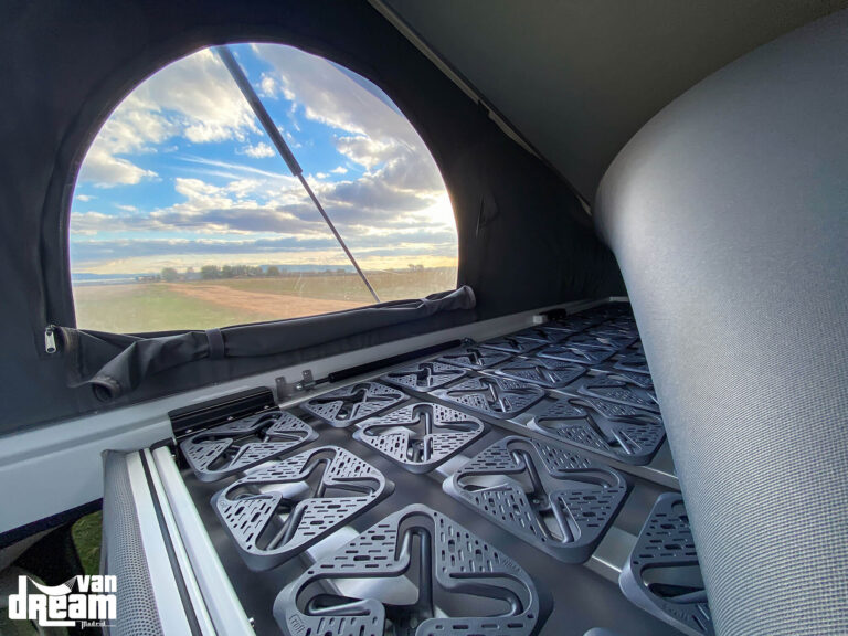 Vista interior del techo elevable SCA de una Mercedes-Benz Clase V L2, con somier Froli, colchón viscoelástico y ventanas con mosquitera integrada.