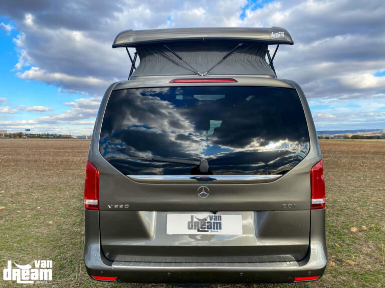 Vista trasera de una Mercedes-Benz Clase V L2 con techo elevable SCA abierto, mostrando la elevación del techo desde la parte posterior del vehículo.