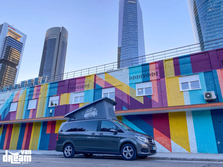 Vista lateral de una Mercedes-Benz Clase V L2 estacionada en la ciudad, con techo elevable SCA abierto e instalado por Van Dream.