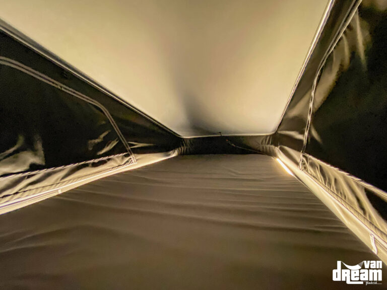 Vista interior de la cama del techo elevable Atlas Camper en una Volkswagen T6 Multivan, equipada con somier Froli, iluminación LED y colchón viscoelástico.