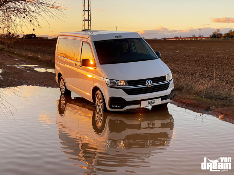 Volkswagen T6.1 Multivan en carretera con techo elevable Atlas Camper cerrado, pintado del color de la carrocería y con spoiler aerodinámico delantero.