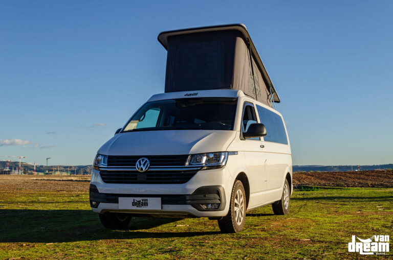 Vista frontal de una Volkswagen T6.1 Multivan con techo elevable Atlas Camper abierto, mostrando la elevación del techo desde la parte delantera del vehículo.