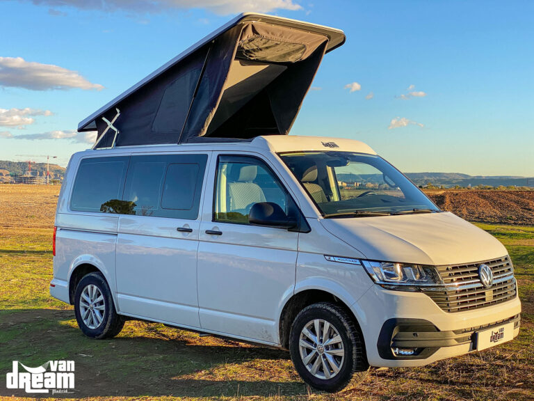 Vista lateral de una Volkswagen T6.1 Multivan con techo elevable Atlas Camper abierto y lona panorámica Open Sky desplegada.
