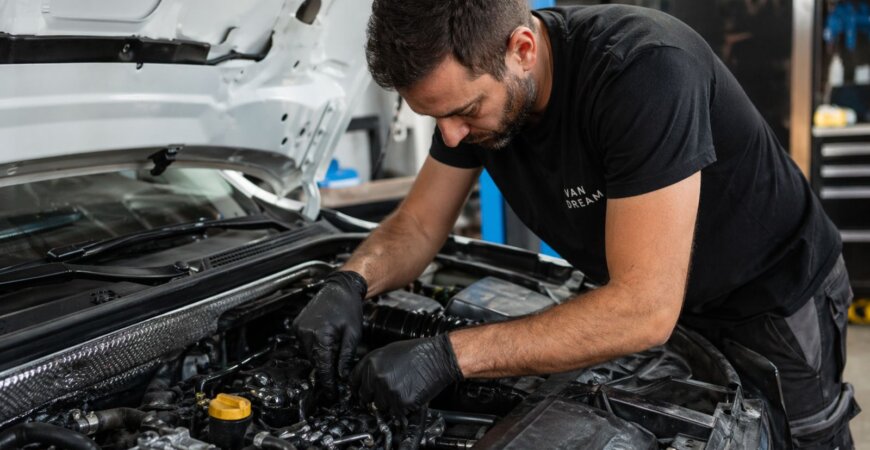 revisión mecánica de furgoneta camper