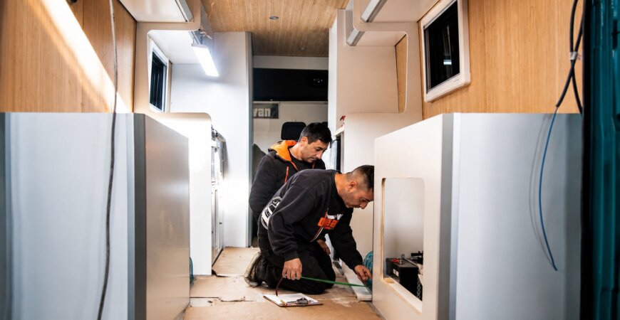 Proceso de camperización completa de furgoneta camper en Madrid con instalación de mobiliario y sistemas interiores en taller Van Dream