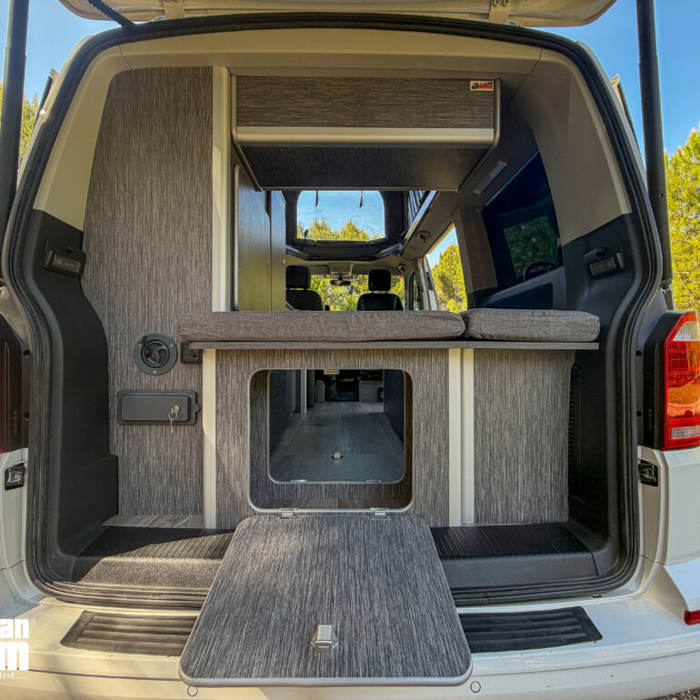 Maletero camper con gran capacidad de almacenamiento y acceso interior