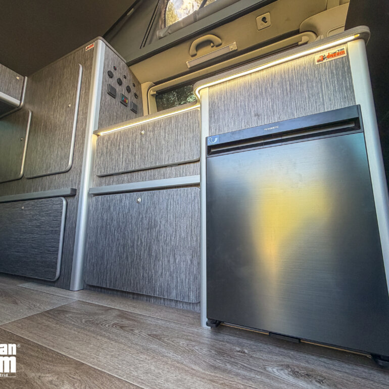 mobiliario camper personalizado, módulo encimera, armario ropero, fabricado a medida para la camperización de VW-T6