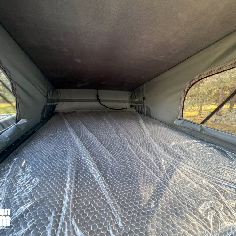 cama superior de techo elevable reimo easyfit instalado en VW-T6 Multivan por Van Dream Madrid