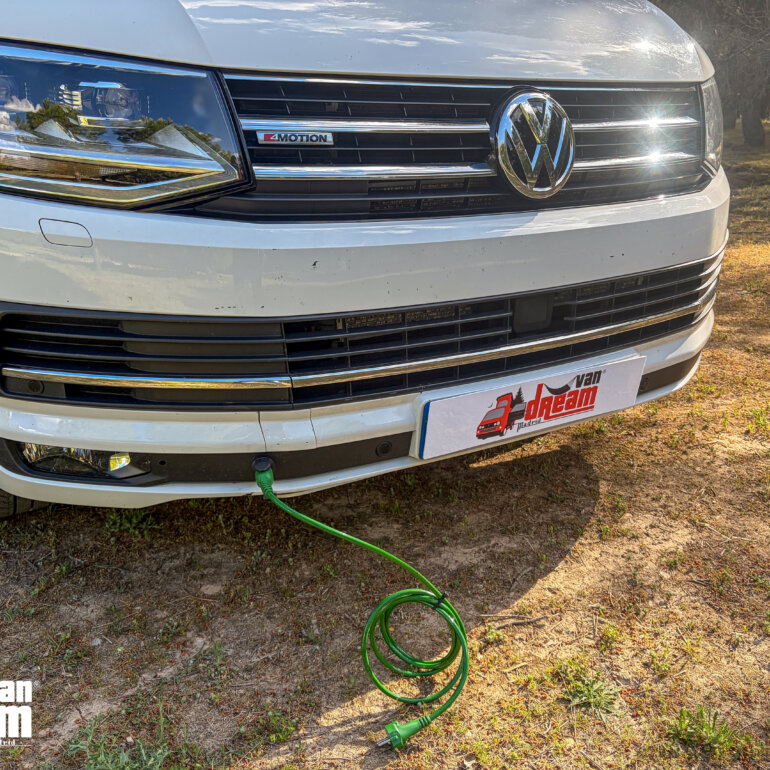 Instalación eléctrica camper con batería de litio y componentes Victron Energy