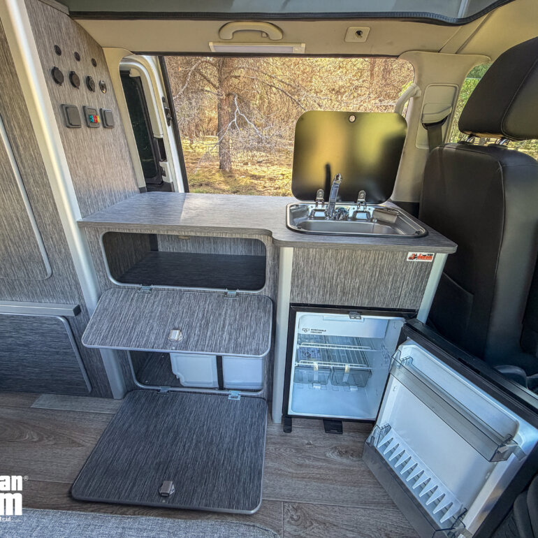 Nevera de compresor y fregadero camper integrado en mobiliario camper personalizado