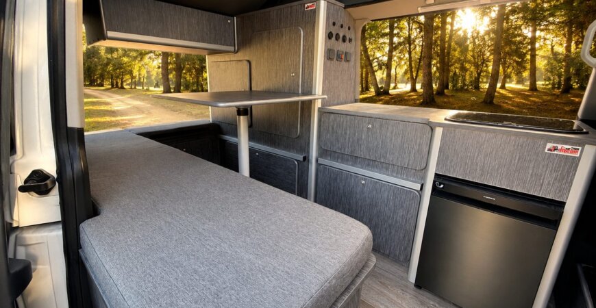 Interior de furgoneta camperizada en Madrid con mobiliario a medida