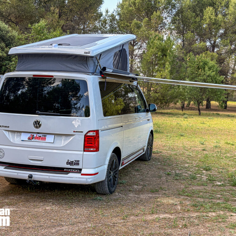 Volkswagen Multivan T6 4Motion con techo elevable Reimo y toldo exterior Fiamma