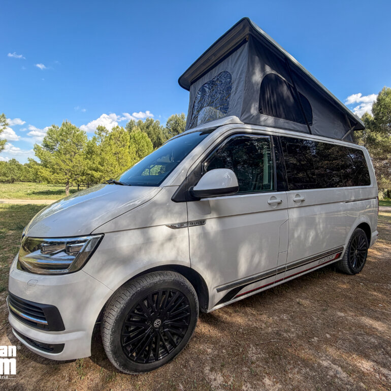 Vista lateral exterior de Volkswagen Multivan T6 4Motion equipada para viajes camper