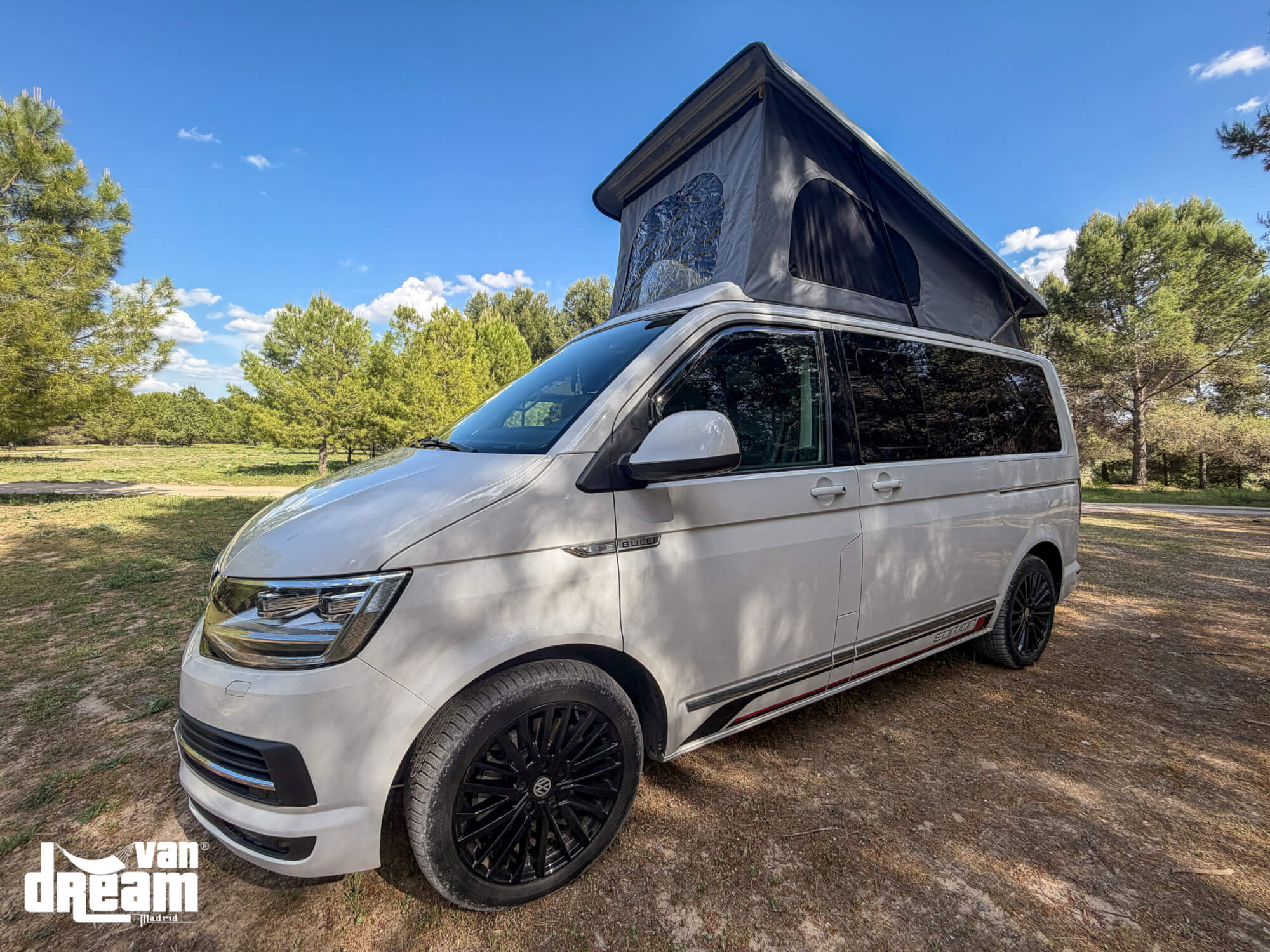 Vista lateral exterior de Volkswagen Multivan T6 4Motion equipada para viajes camper