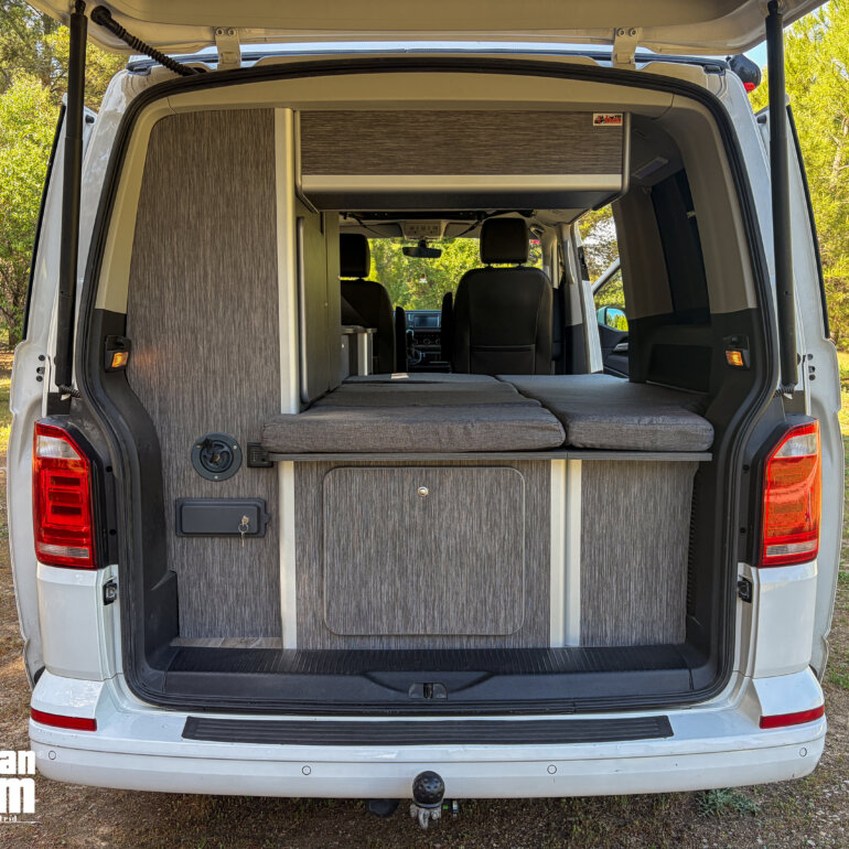 Mobiliario camper lateral fabricado a medida para Volkswagen Multivan T6 4Motion