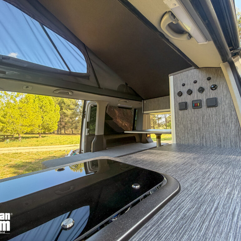 Instalación eléctrica camper con batería de litio Victron Energy, inversor y sistema de control en Volkswagen Multivan T6 4Motion