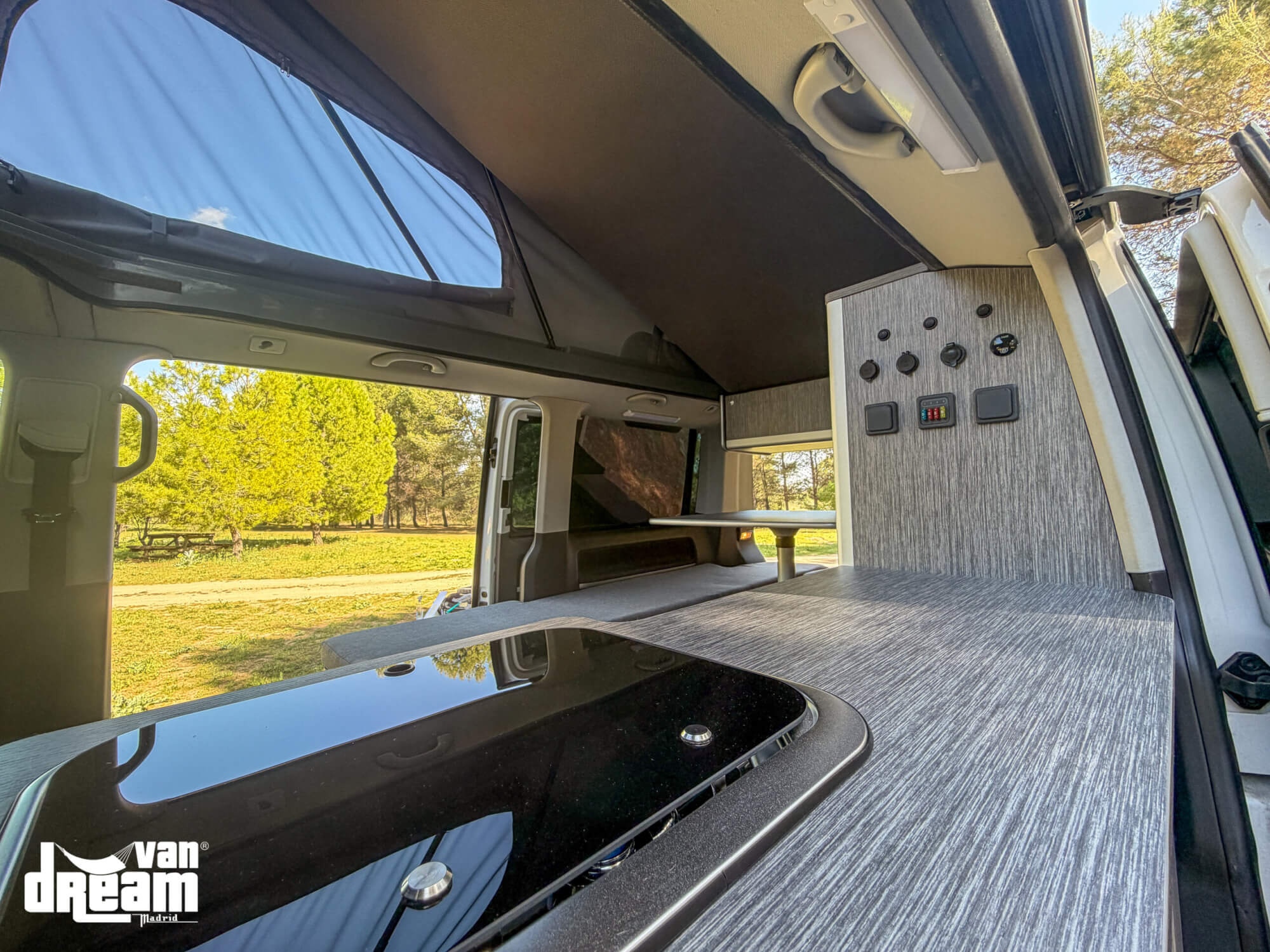 Instalación eléctrica camper con batería de litio Victron Energy, inversor y sistema de control en Volkswagen Multivan T6 4Motion