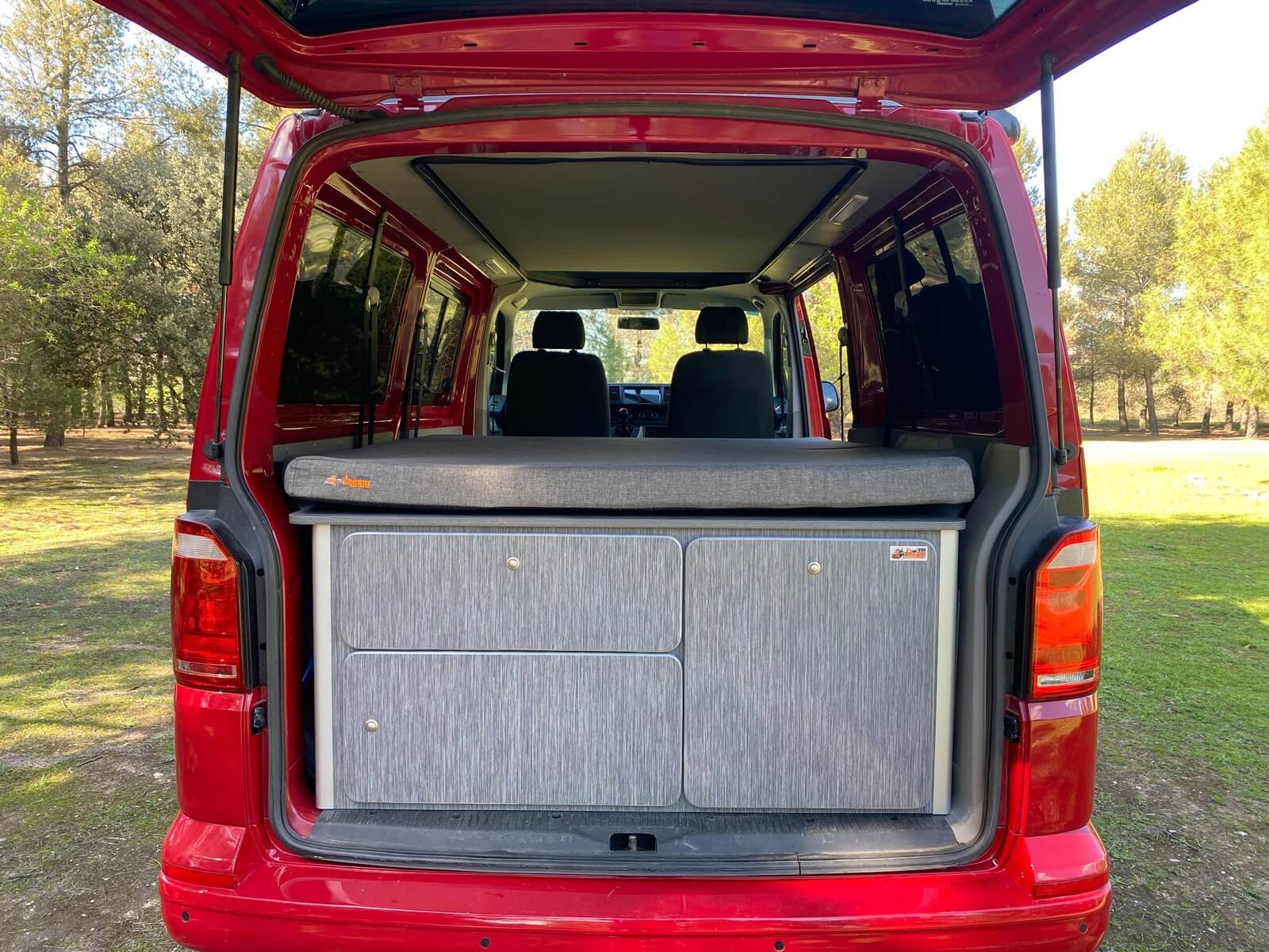 Módulo camper trasero instalado en Volkswagen T6 con cama y almacenamiento a medida por Van Dream Madrid.