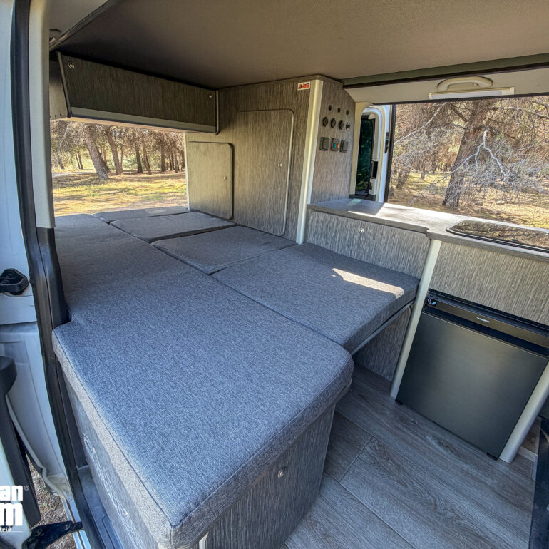 Cama camper desmontable integrada en mobiliario a medida para Volkswagen Multivan