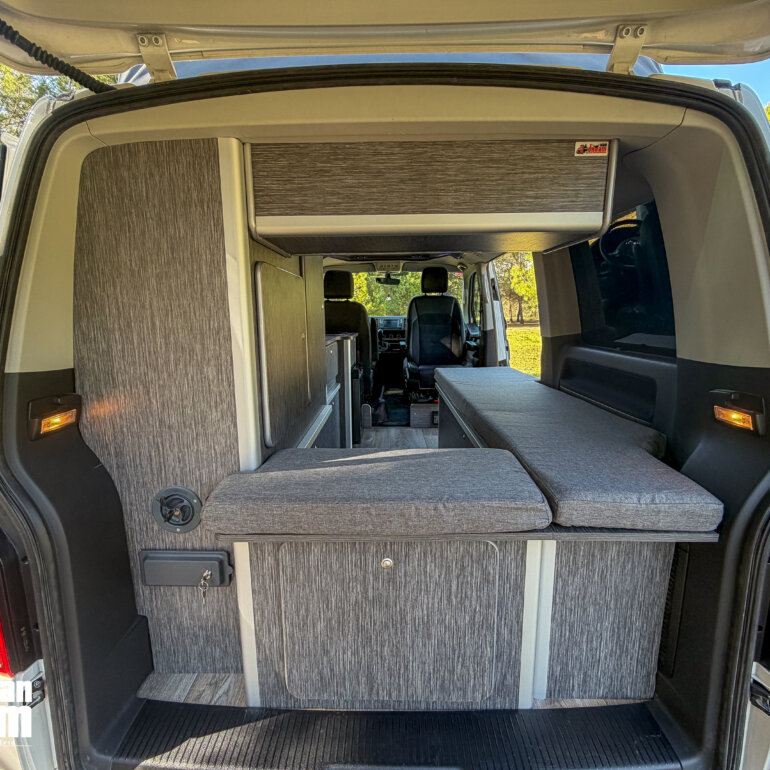 Distribución interior camper optimizada para viajar y dormir cómodamente