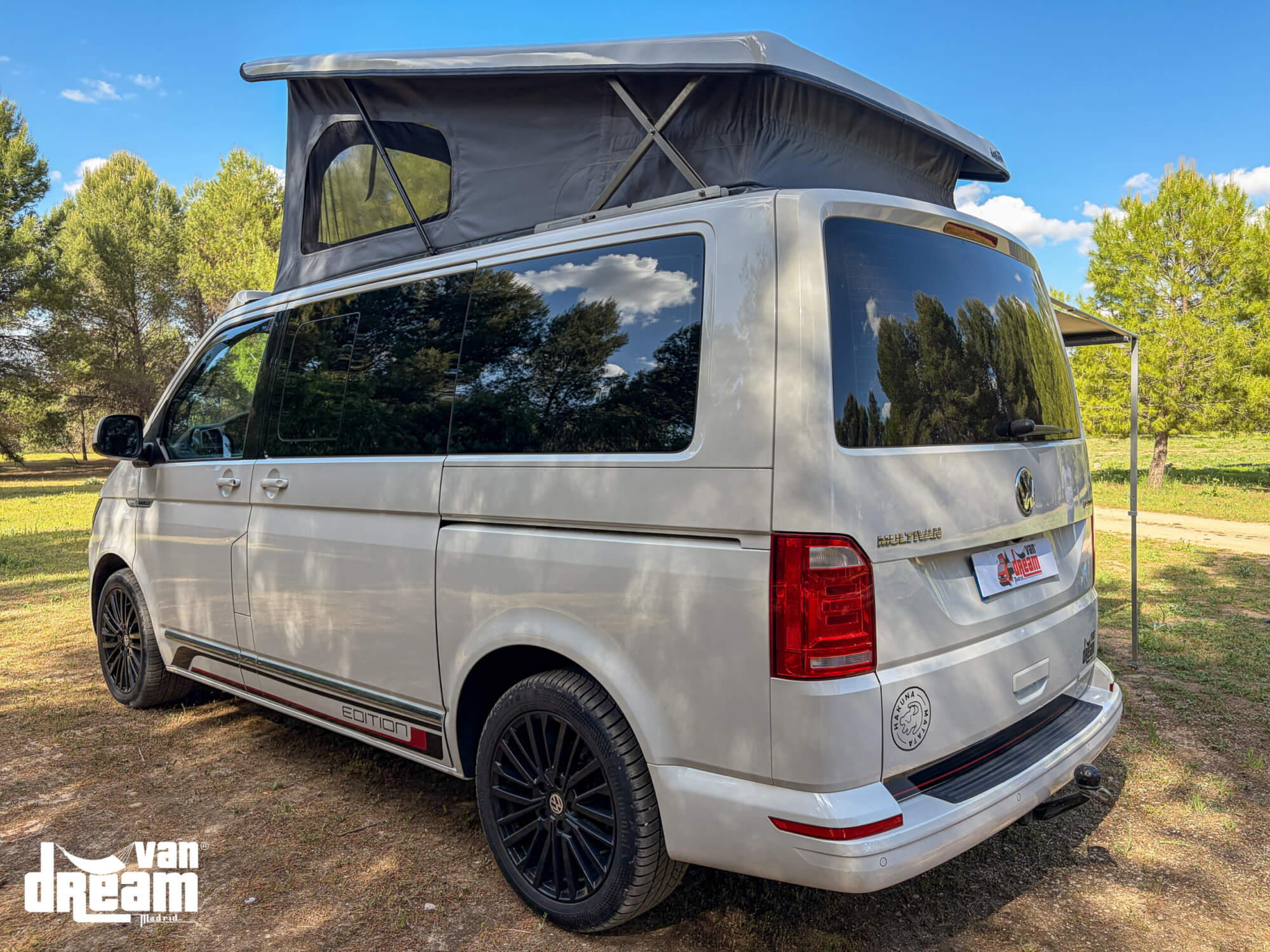 Volkswagen Multivan T6 4Motion Bulli camperizada por Van Dream Madrid con techo elevable y capacidad para 4 plazas noche