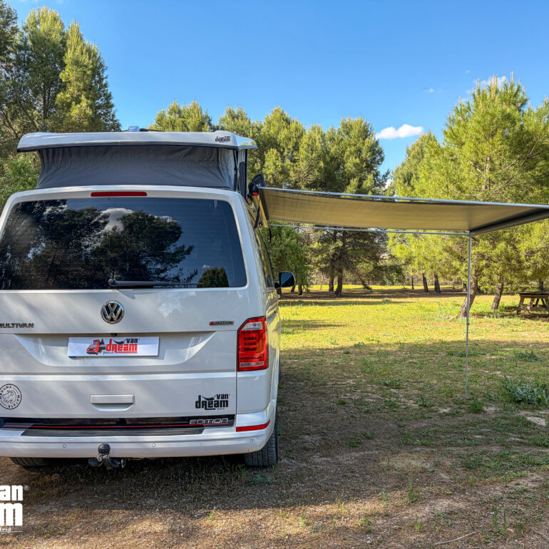 Vista trasera de Volkswagen Multivan T6 4Motion camperizada por Van Dream Madrid