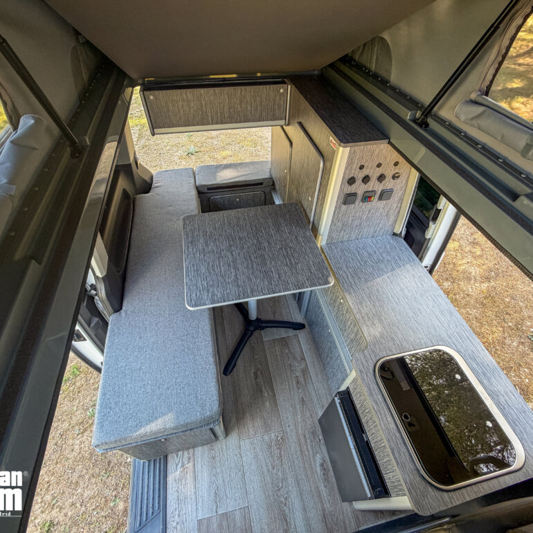 Interior de Volkswagen Multivan T6 4Motion Bulli con mobiliario camper a medida fabricado por Van Dream Madrid