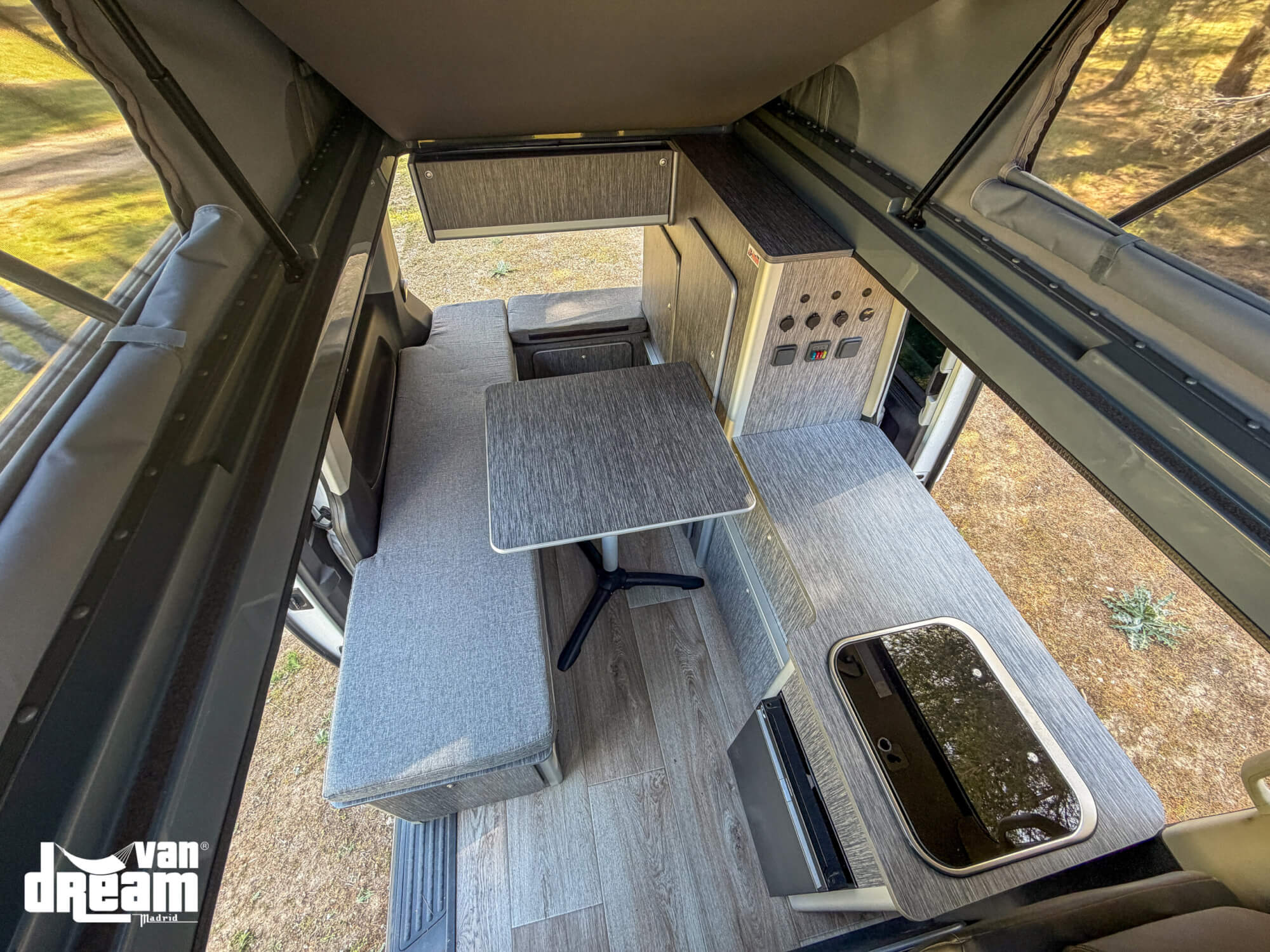 Interior de Volkswagen Multivan T6 4Motion Bulli con mobiliario camper a medida fabricado por Van Dream Madrid