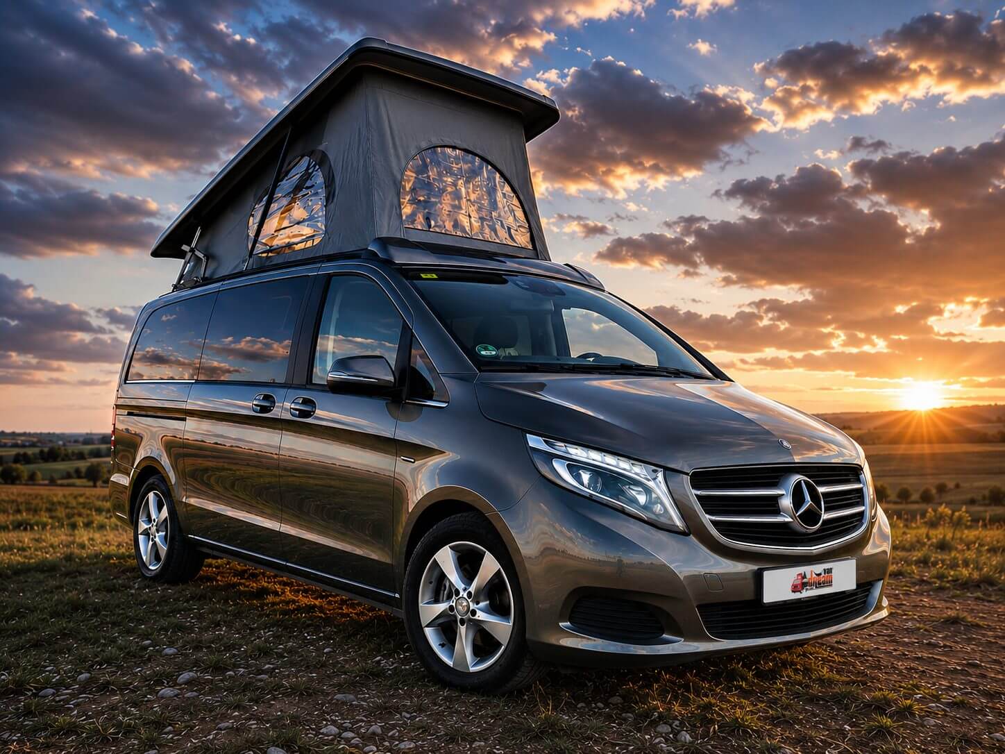 Mercedes V220 camper con techo elevable estacionada al atardecer tras camperización personalizada realizada por Van Dream Madrid