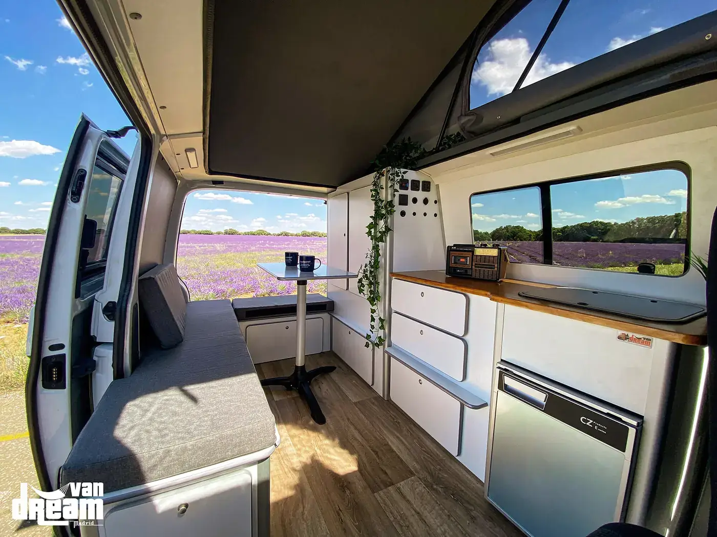 camperizacion-volkswagen-transporter-t6-van-dream-origin Interior de Van Dream Origin con solo plazas delanteras