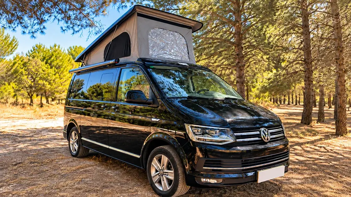 Volkswagen Multivan negra con techo elevable abierto tras su instalación