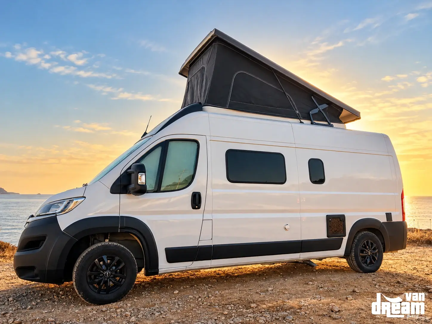 Furgoneta camper citroen jumper con techo elevable ATEK abierto junto al mar, instalado por Van Dream Madrid.
